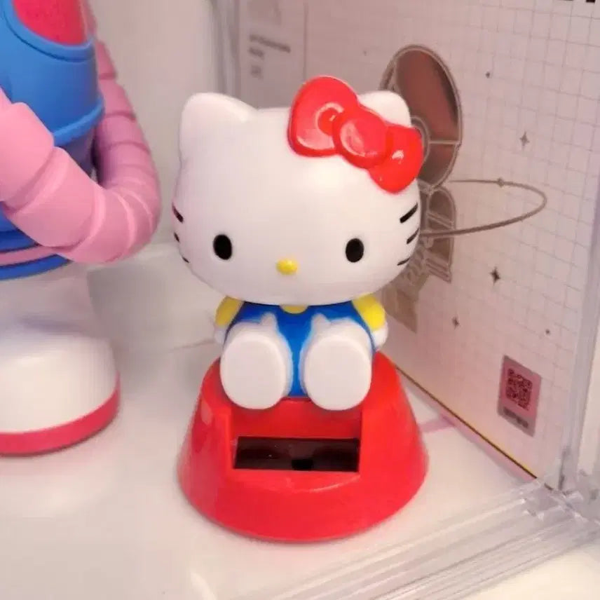[BUNJANG] Hello Kitty Solar Powered Dancing Figure / 헬로키티 태양광 인형 새상품