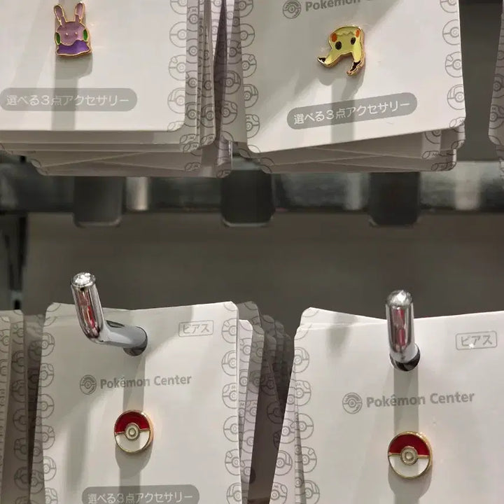 [BUNJANG] Pokemon 30th Anniversary Special Edition Pikachu Earring Set (Japan Exclusive) / 포켓몬30주년 지역한정 일판 따라츄 이어링 뱃지 굿즈 일본 인원제한 포켓몬센터 전용굿즈
