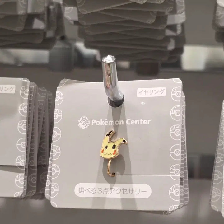 [BUNJANG] Pokemon 30th Anniversary Special Edition Pikachu Earring Set (Japan Exclusive) / 포켓몬30주년 지역한정 일판 따라츄 이어링 뱃지 굿즈 일본 인원제한 포켓몬센터 전용굿즈