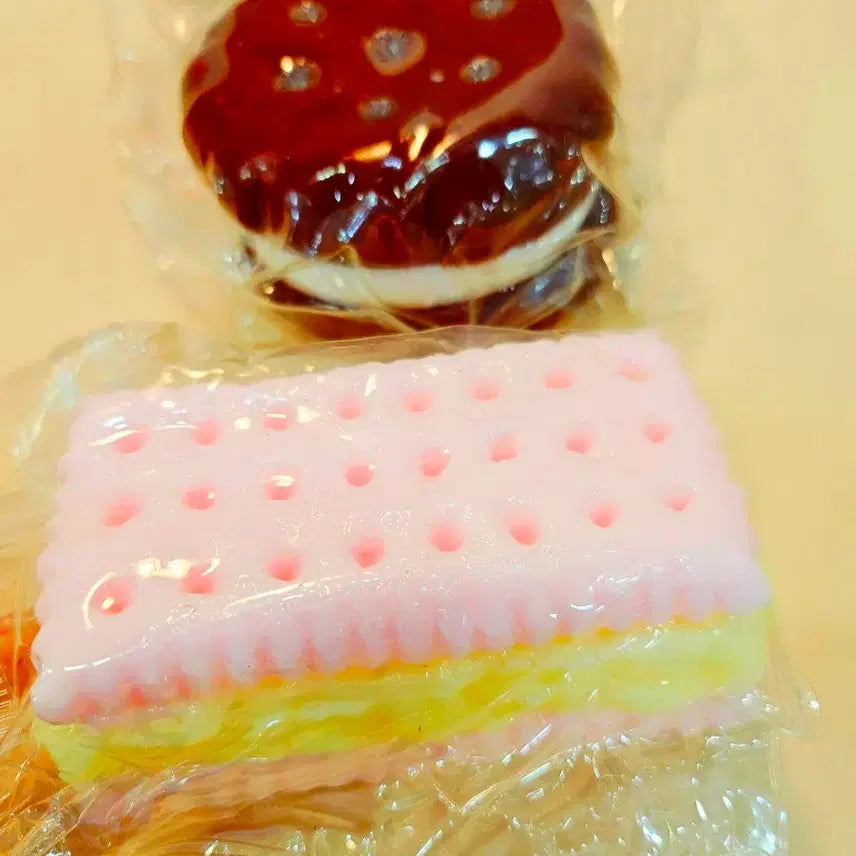[BUNJANG] 3-Piece "Mallingi" Soft Toy Set (Cookie &amp; Cake Shapes) / 무배) 말랑이3개 새제품 쿠키 케이크 말랑이