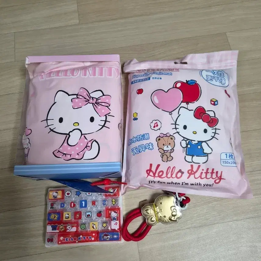 [BUNJANG] Hello Kitty Picnic Mat, Keyring, Raincoat, Keycap Set / 헬로키티 세트 양도합니다.