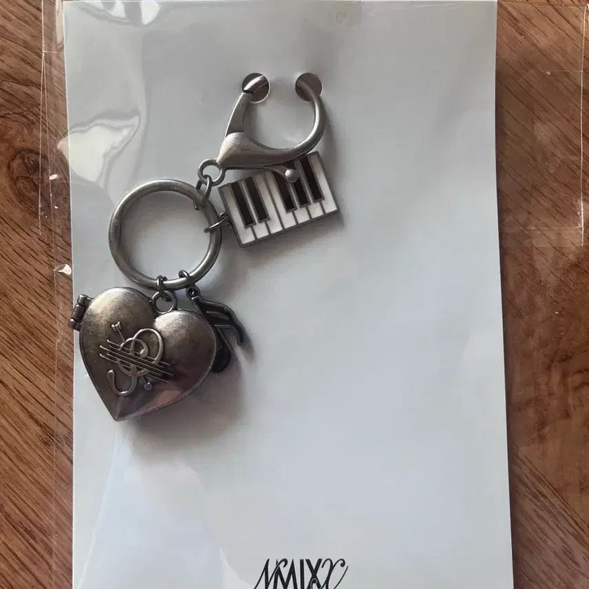 [BUNJANG] NMIXX Jiwoo Heart Pendant Keychain (Sealed) / 미개봉) 엔믹스 지우 하트 펜던트 키링 팝니다