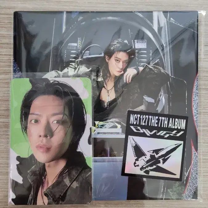 [BUNJANG] NCT Yuta BLINGY JET Poster Version Set / 유타 BLINGY JET POSTER 블링이 제트 포스터 버전 세트