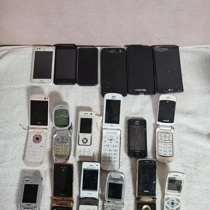 [BUNJANG] Various Vintage Mobile Phones Bundle for Collection/Display / 근대사 다양한 휴대폰 일괄 소장 디피용