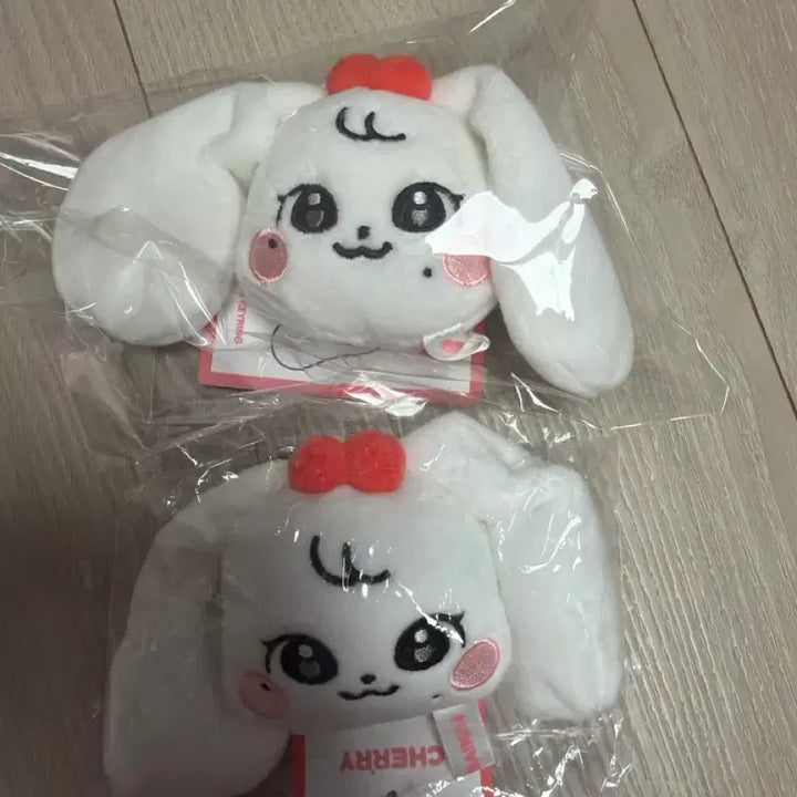 [BUNJANG] IVE MiniB Cherry Face Keyring / 아이브 미니브 체리 페이스 키링