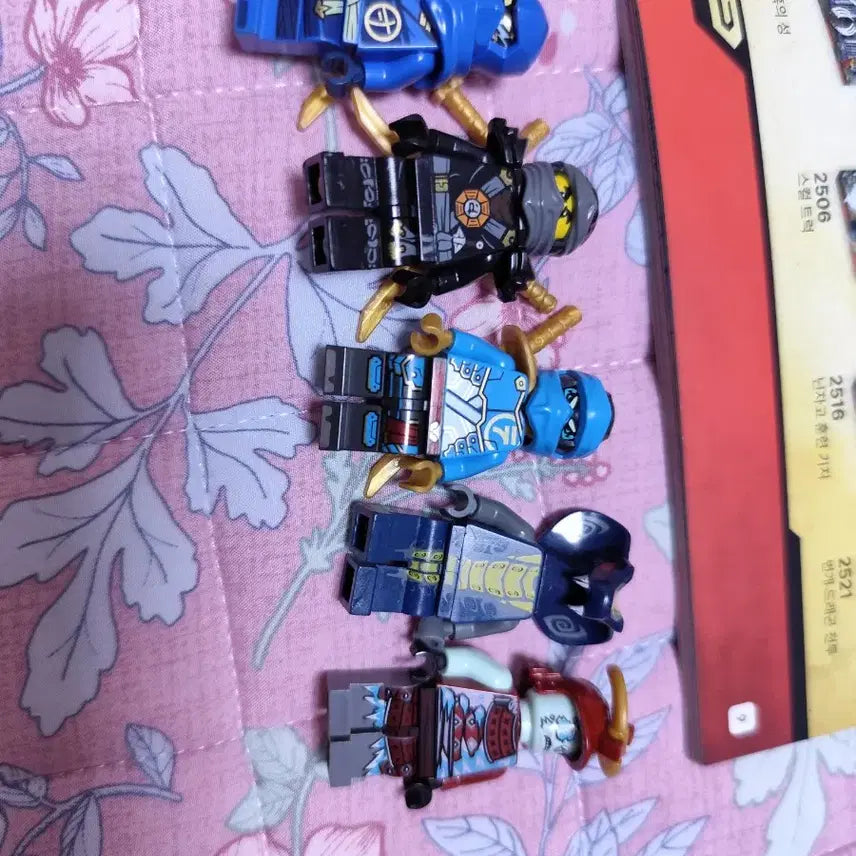 [BUNJANG] LEGO Ninjago 15th Anniversary History Book + 5 Figures / 레고 닌자고 히스토리 북15주년 + 피규어 5종
