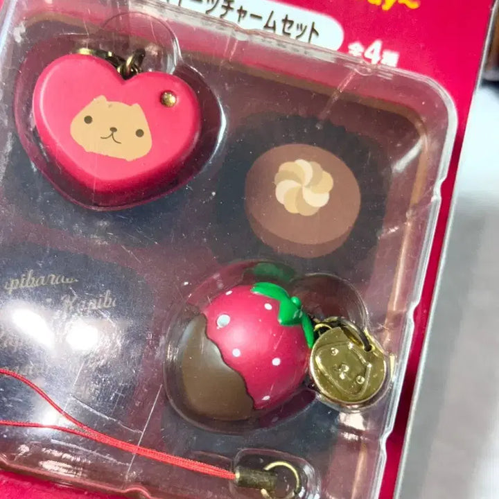 [BUNJANG] Capybara-san Classic Strawberry Strap Goods Figure Keychain (Sealed) / 카피바라상 고전 딸기 스트랩 박스 문구 피규어 키링 미개봉 인형 빈티지