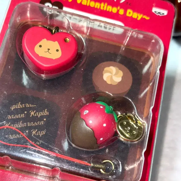 [BUNJANG] Capybara-san Classic Strawberry Strap Goods Figure Keychain (Sealed) / 카피바라상 고전 딸기 스트랩 박스 문구 피규어 키링 미개봉 인형 빈티지