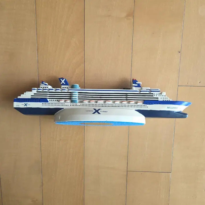 [BUNJANG] Celebrity Cruises Millennium Cruise Ship Model / 셀러브리티 크루즈 밀레니엄 모형