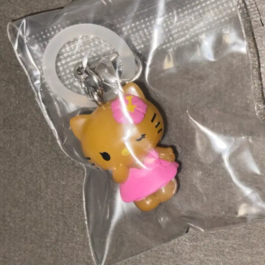 [BUNJANG] Sanrio Hello Kitty Tanning Kitty Gachapon Keychain (Sealed) / 산리오 헬로키티 태닝 키티 메지루시 가챠 키링 미개봉