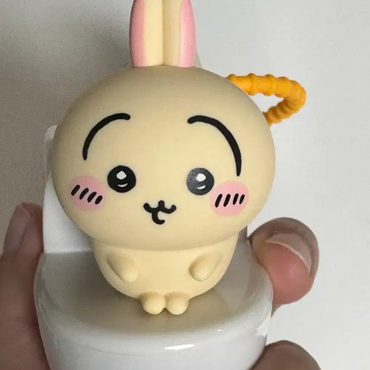 [BUNJANG] Chiikawa Usagi Toilet Keychain Figure / 치이카와 우사기 변기 키링 피규어