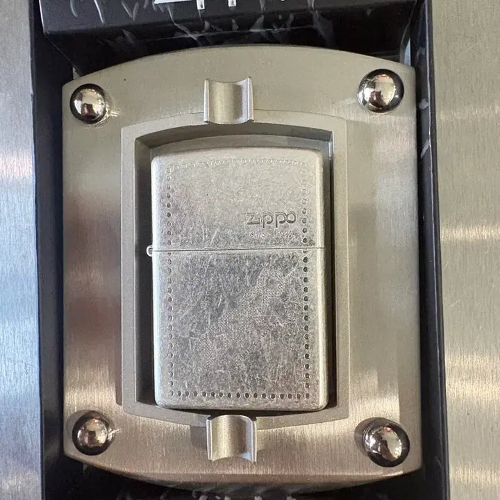 [BUNJANG] Vintage Zippo Lighter 2000 Full Set with Rare Stand / 2000년 빈티지 지포라이터 (희귀 거치대 풀세트/부싯돌 교체완료)
