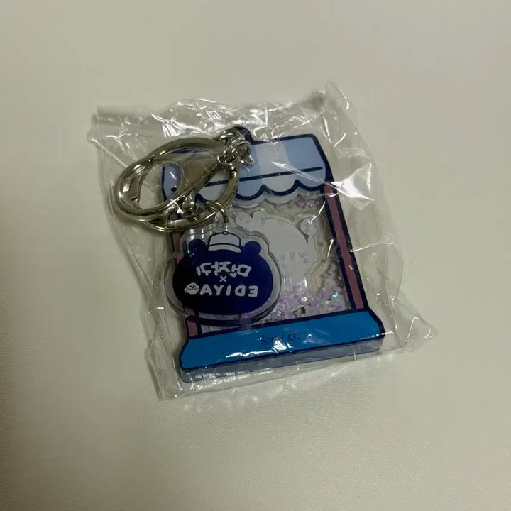 [BUNJANG] Chiikawa x EDIYA Random Water Ball Keyring (Chiikawa) / 치이카와X이디야 콜라보 랜덤 워터볼 키링 (치이카와)