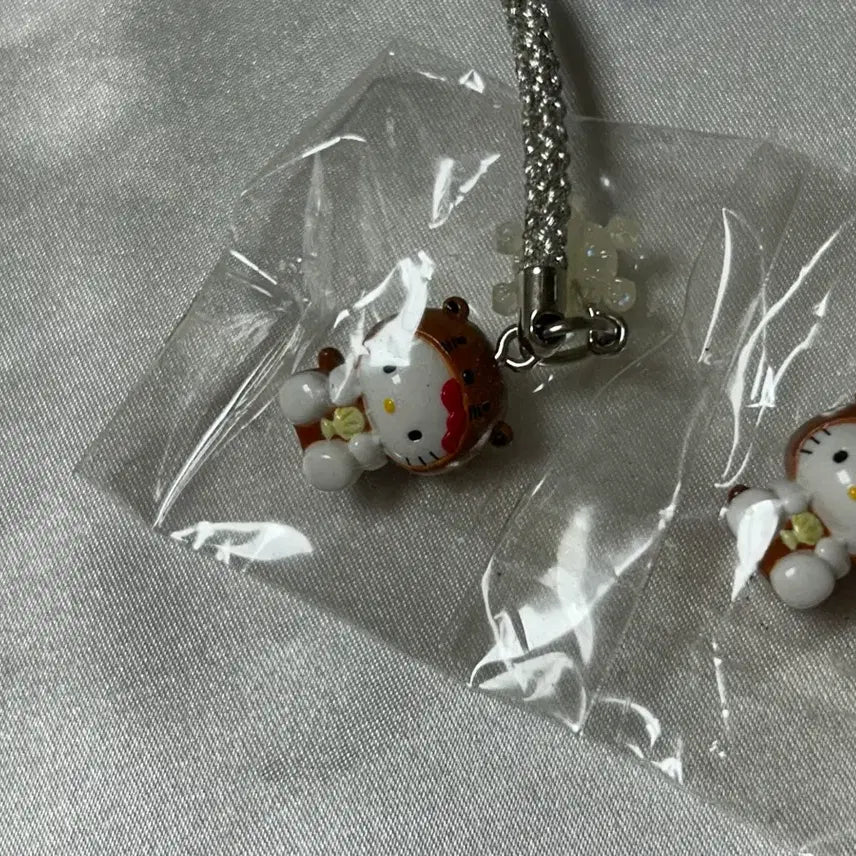[BUNJANG] Sanrio Hello Kitty Arctic Series Sea Otter Strap (Sealed) / 북극시리즈 해달 키티 스트랩