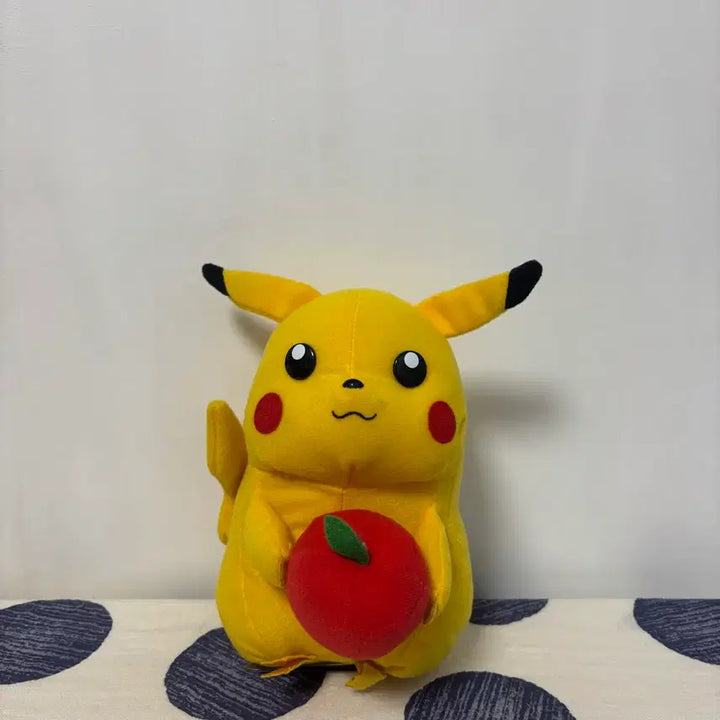 [BUNJANG] Vintage 1998 Pikachu Plush Doll with Apple / 고전 1998년 사과 들고있는 피카츄 인형