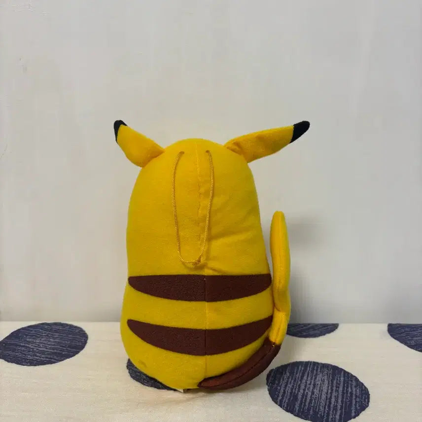 [BUNJANG] Vintage 1998 Pikachu Plush Doll with Apple / 고전 1998년 사과 들고있는 피카츄 인형