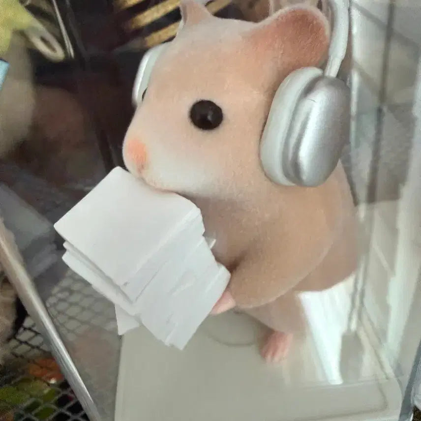 [BUNJANG] Kim Hamzzi Figure with Headphones and Documents / 김햄찌 피규어 헤드폰 서류 들고가는 햄찌