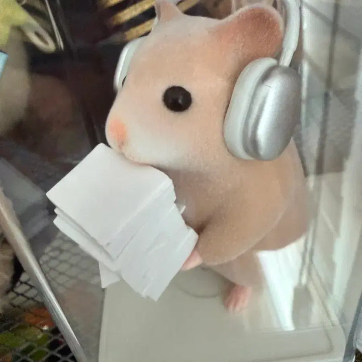 [BUNJANG] Kim Hamzzi Figure with Headphones and Documents / 김햄찌 피규어 헤드폰 서류 들고가는 햄찌