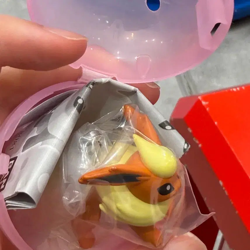 [BUNJANG] Pokemon Eeveelutions Booster Gacha (Ring Type) / 포켓몬스터 이브이즈 대롱대롱 부스터 가챠 팝니다(고리형)