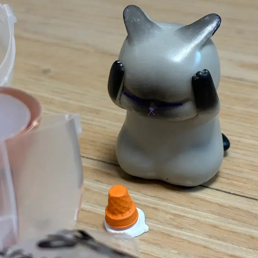 [BUNJANG] Worrying Cat - "Mistake" Samyang Gacha Figure / 엫.. 고민하는 고양이 - 실수한 삼냥 가챠 피규어