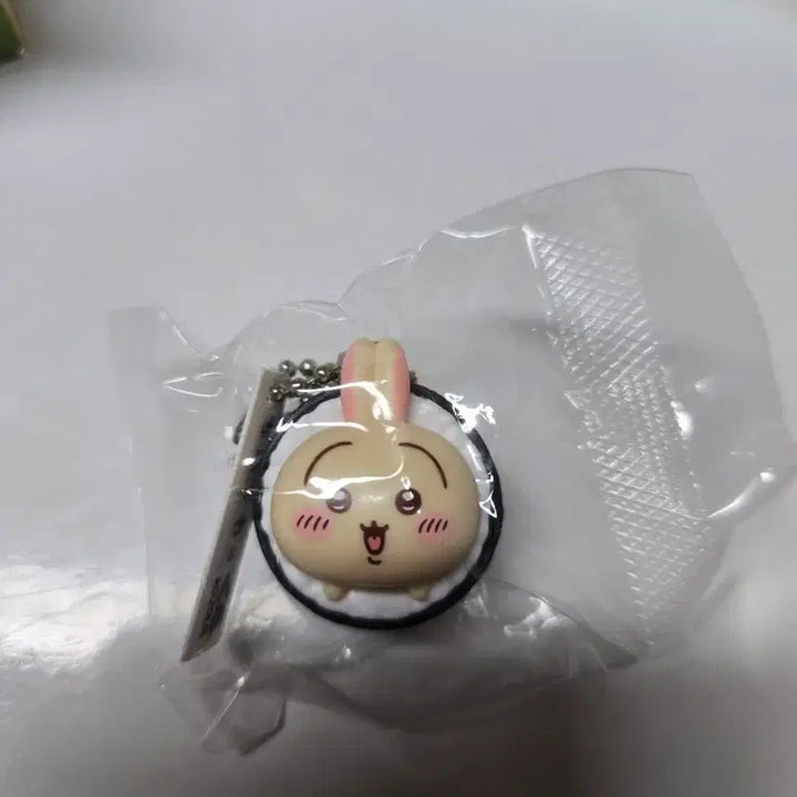 [BUNJANG] Chiikawa Usagi Figure &amp; Can Badge Bundle / 먼작귀 치이카와 쿠라스시 콜라보 우사기 피규어 캔뱃지