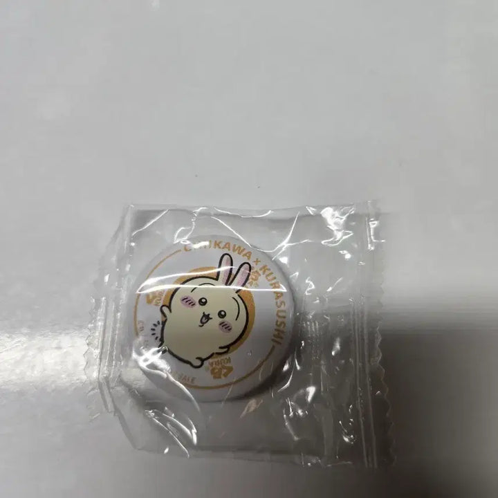 [BUNJANG] Chiikawa Usagi Figure &amp; Can Badge Bundle / 먼작귀 치이카와 쿠라스시 콜라보 우사기 피규어 캔뱃지