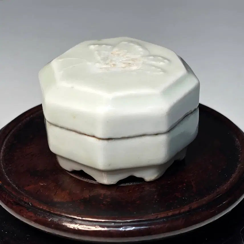 [BUNJANG] Blue and White Porcelain Octagonal Cosmetic Box / 청백자양각접문팔각화장기