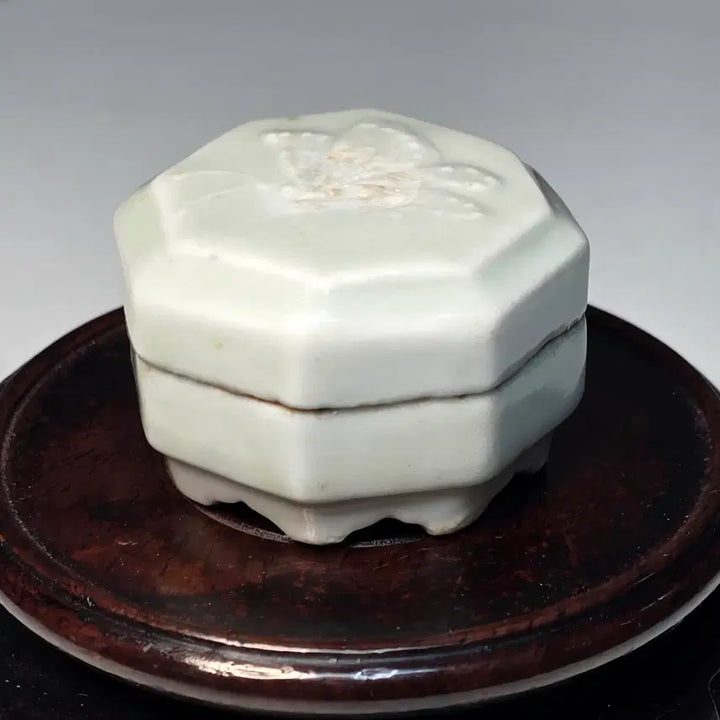 [BUNJANG] Blue and White Porcelain Octagonal Cosmetic Box / 청백자양각접문팔각화장기