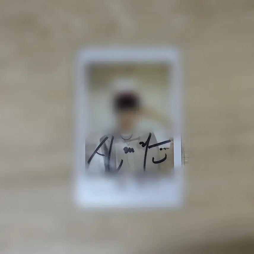 [BUNJANG] Lucy Shin Yechan Signed Polaroids / 루시 신예찬 싸폴