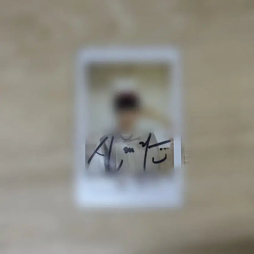 [BUNJANG] Lucy Shin Yechan Signed Polaroids / 루시 신예찬 싸폴