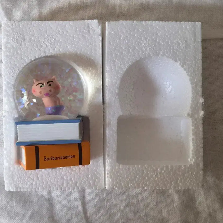 [BUNJANG] Crayon Shin-chan Buriburi Snow Globe / 짱구 부리부리 스노우볼
