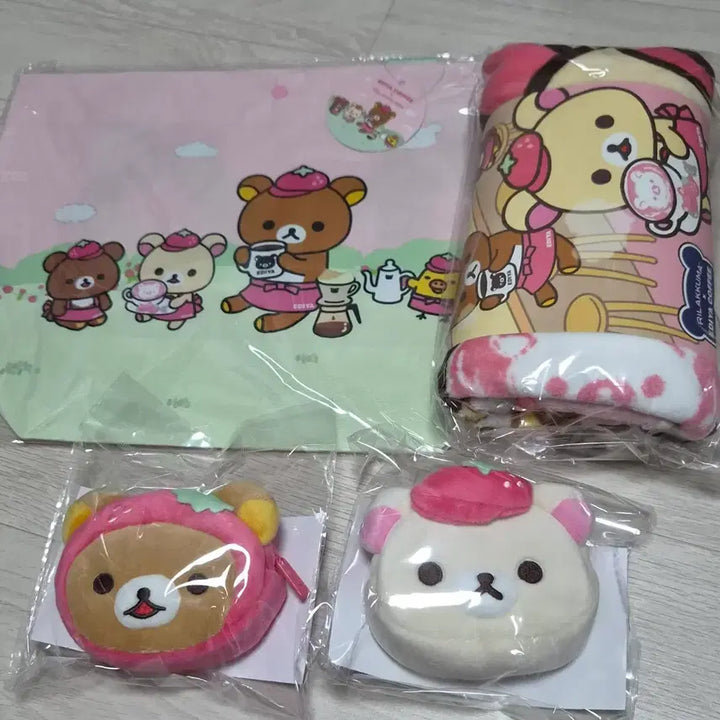 [BUNJANG] Ediya Strawberry Rilakkuma Pouch, Blanket, Reusable Bag Bundle Set / (무배)이디야 딸기 리락쿠마 굿즈 일괄