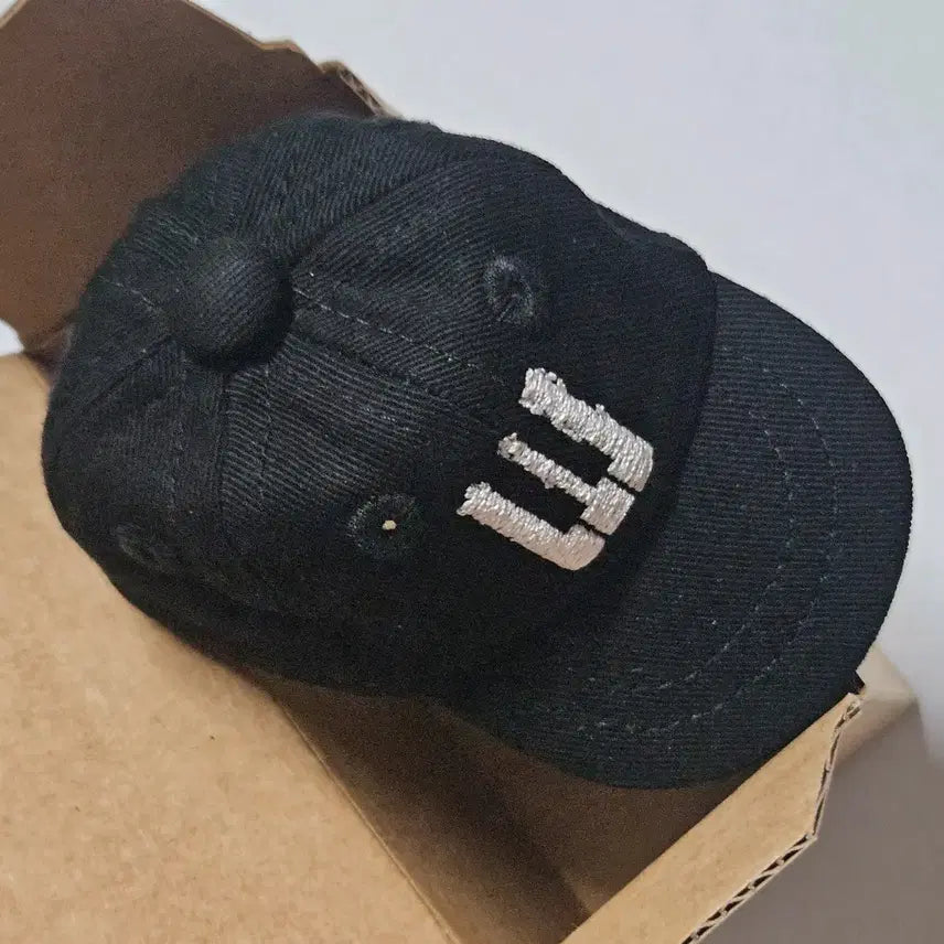 [BUNJANG] BIGBANG Exhibition MD Hat Keyring Black / 빅뱅 전시회 MD 모자 키링 블랙 정가양도