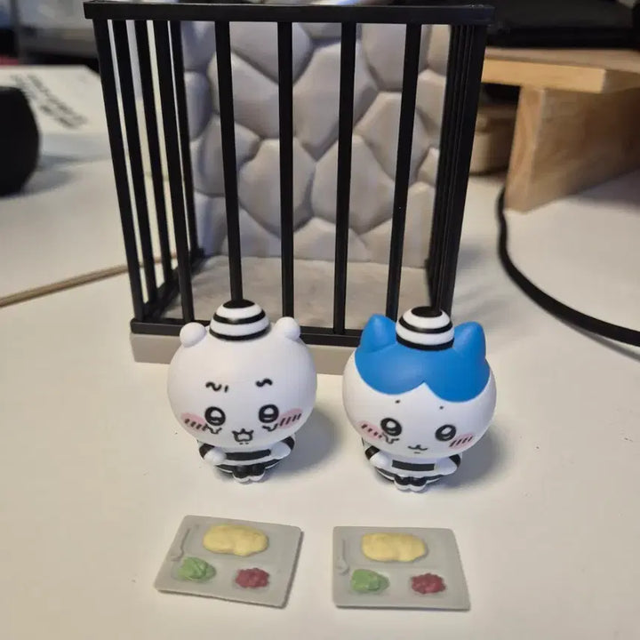 [BUNJANG] Chiikawa Prison Figure Set: Chiikawa &amp; Hachiware / 치이카와 감옥 피규어 치이카와 &amp; 하치와레