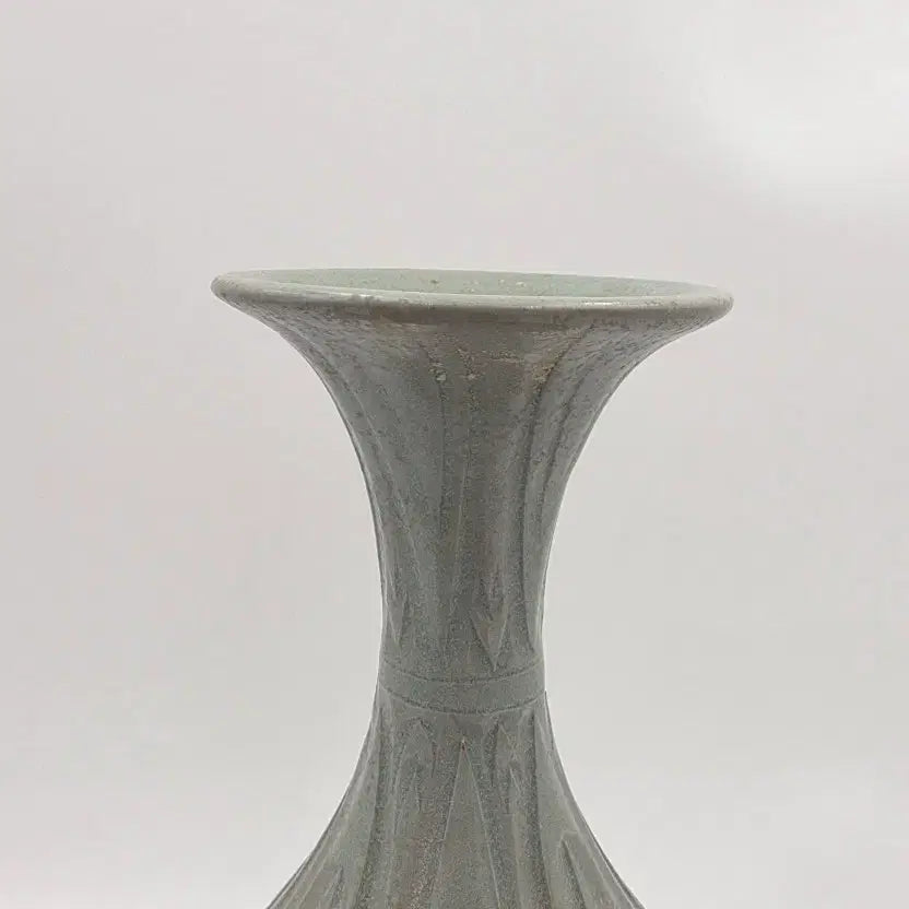 [BUNJANG] Celadon Engraved Peony &amp; Arabesque Pattern Vase / 청자음각모란당초문옥호춘병
