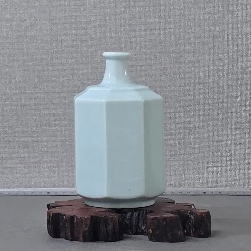 [BUNJANG] Hosan Andong-oh White Porcelain Octagonal Vase / 호산 안동오 백자 팔각 통형 병
