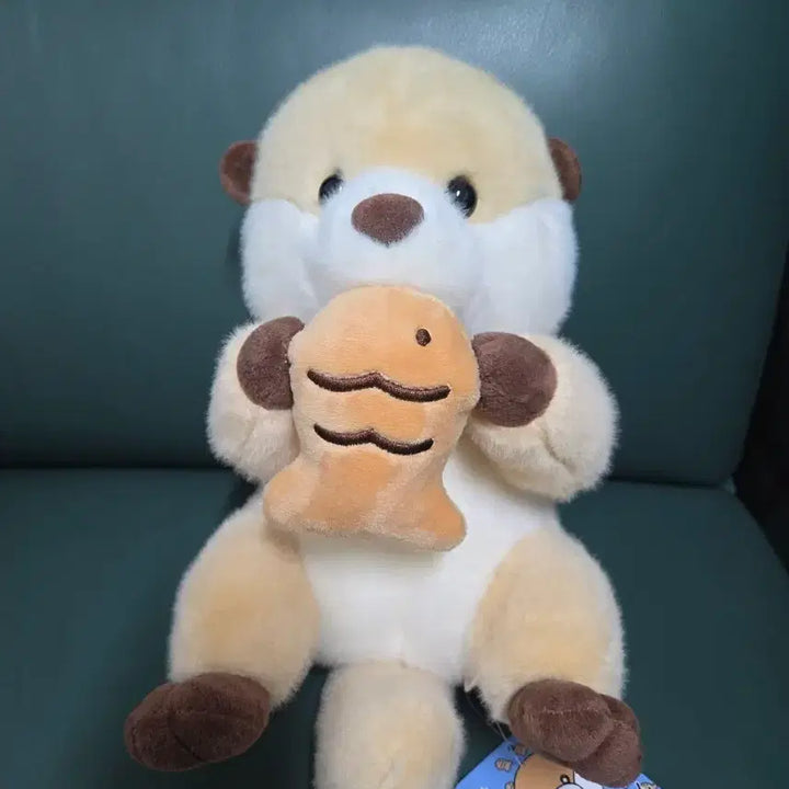 [BUNJANG] Otter Plush Toy with Fish Accessory / 수달인형 판매합니다
