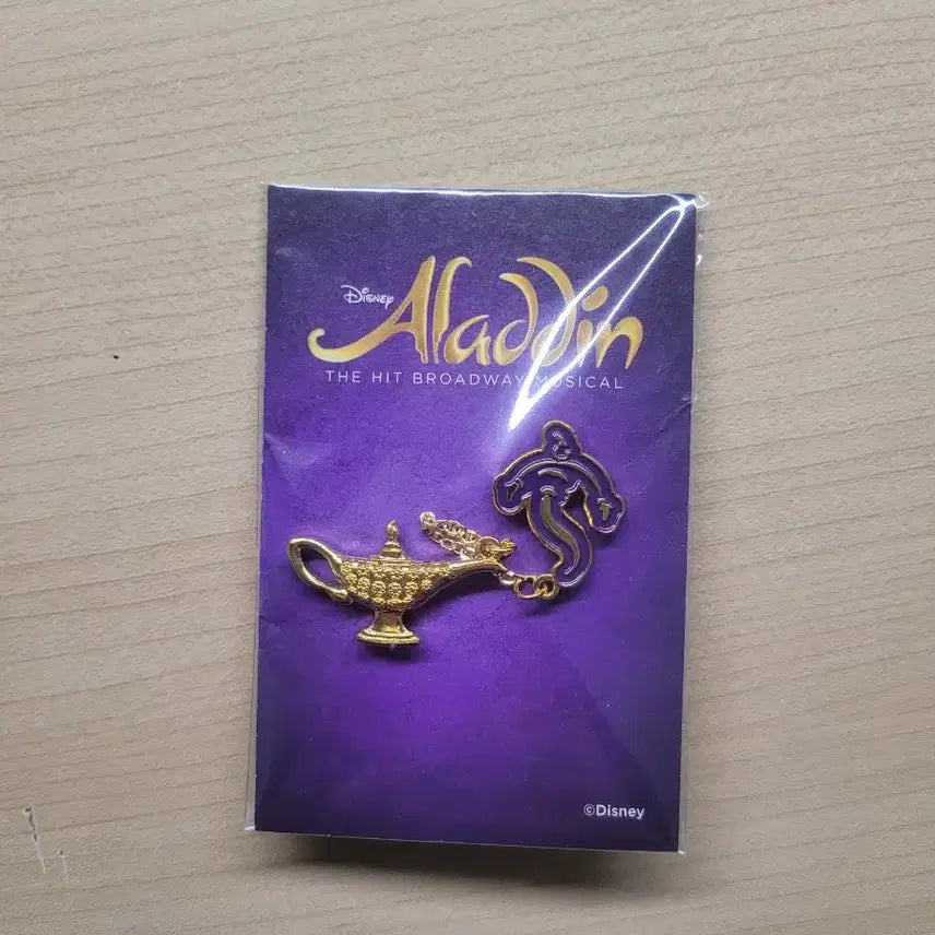 [BUNJANG] Aladdin the Musical Lamp Pin / 뮤지컬 알라딘 md 뱃지 램프