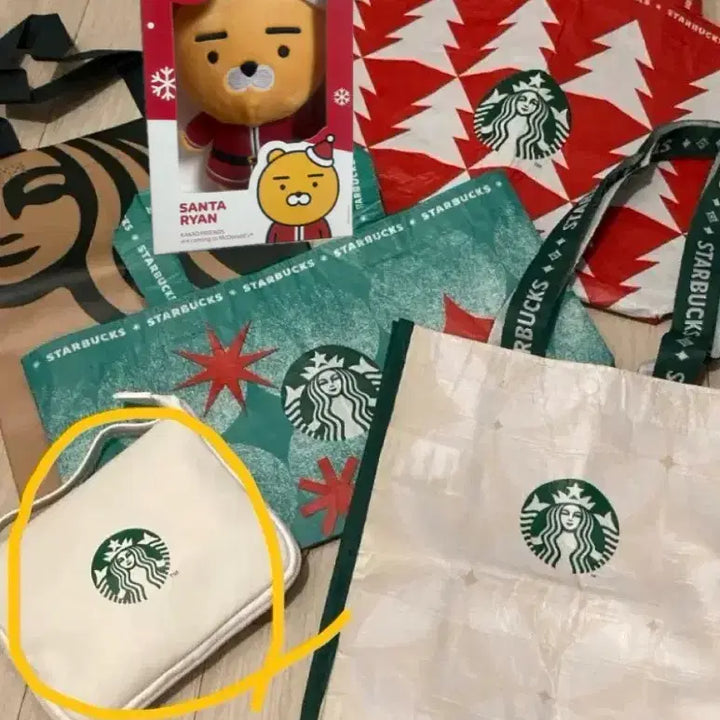 [BUNJANG] Starbucks Bag Bundle with Santa Ryan Doll / 스타벅스 가방들 + 산타 라이언 인형