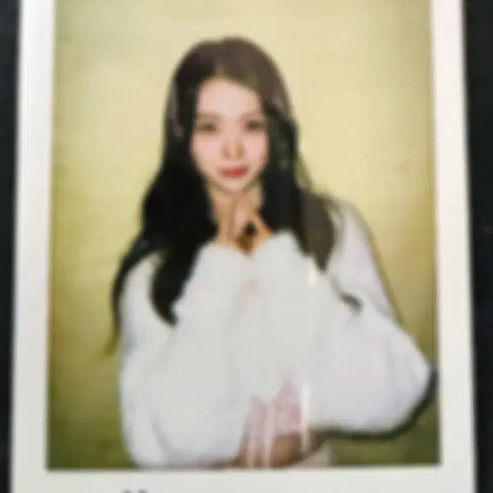 [BUNJANG] tripleS Visuals Gong Yubin Signed Polaroid / tripleS 트리플에스 공유빈 싸인 폴라로이드