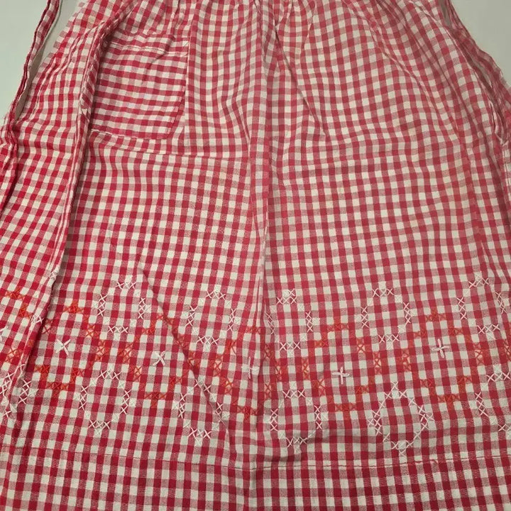 [BUNJANG] Vintage Red Checkered Apron with Hand Embroidery / 빈티지 레드 체크 앞치마