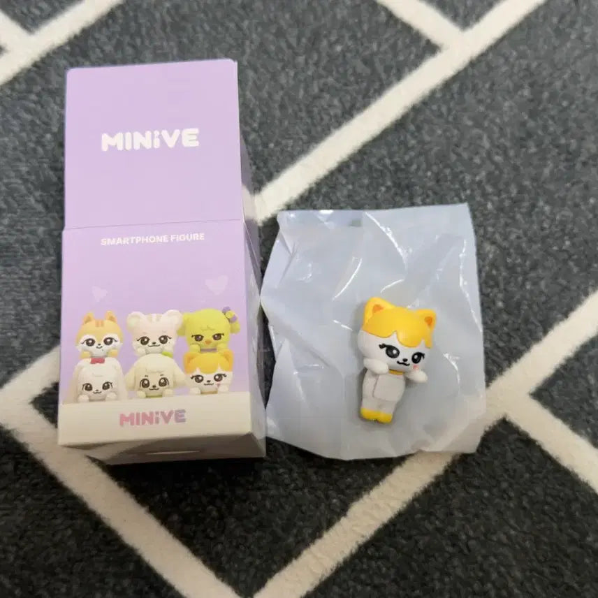 [BUNJANG] IVE MiniV Cheese Rei Popup Random Smartphone Figure / 아이브 미니브 치즈 리즈 팝업 랜덤 스마트폰 피규어