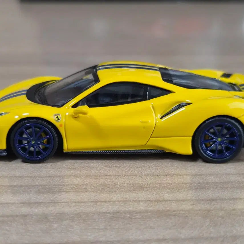 [BUNJANG] TOC Ferrari 488 Pista Yellow Diecast Model / Toc 페라리 488 피스타, 458 스페치알레 로쏘코르사 하자품