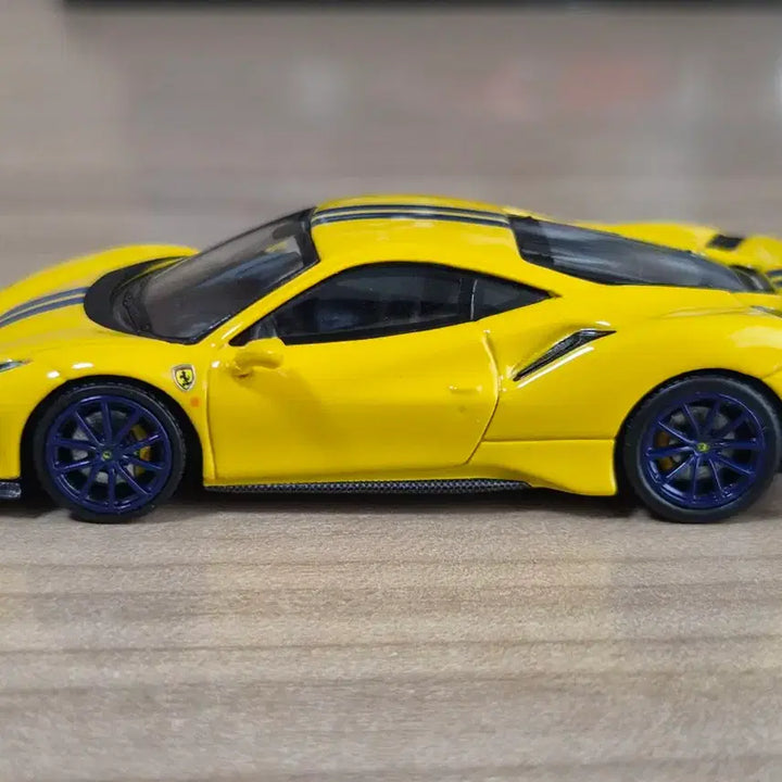 [BUNJANG] TOC Ferrari 488 Pista Yellow Diecast Model / Toc 페라리 488 피스타, 458 스페치알레 로쏘코르사 하자품