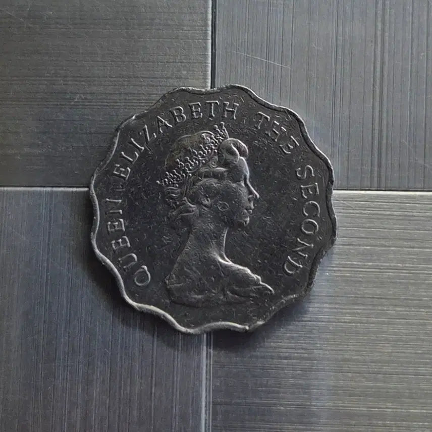 [BUNJANG] Queen Elizabeth II Coin (Estimated 1960s) / 엘리자베스 2세 동전