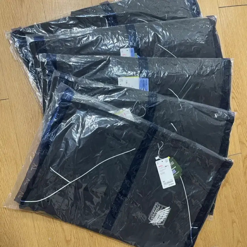[BUNJANG] Attack on Titan SPao Windbreaker Black XL / [진격의거인] 윈드브레이커 스파오 XL