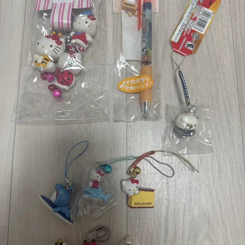 [BUNJANG] Hello Kitty Keychain Set &amp; Ballpoint Pen Bundle Set / 헬로키티 키링 세트 + 볼펜  일괄