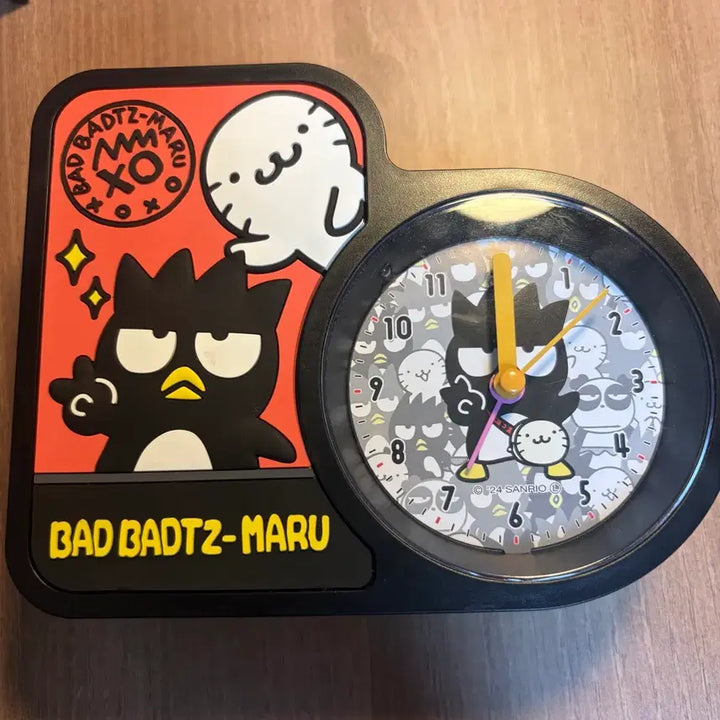 [BUNJANG] Badtz-Maru Desk Clock, Badge, and Figure Bundle Set / 배드바츠마루 탁상 시계 뱃지 피규어 일괄 판매합니다
