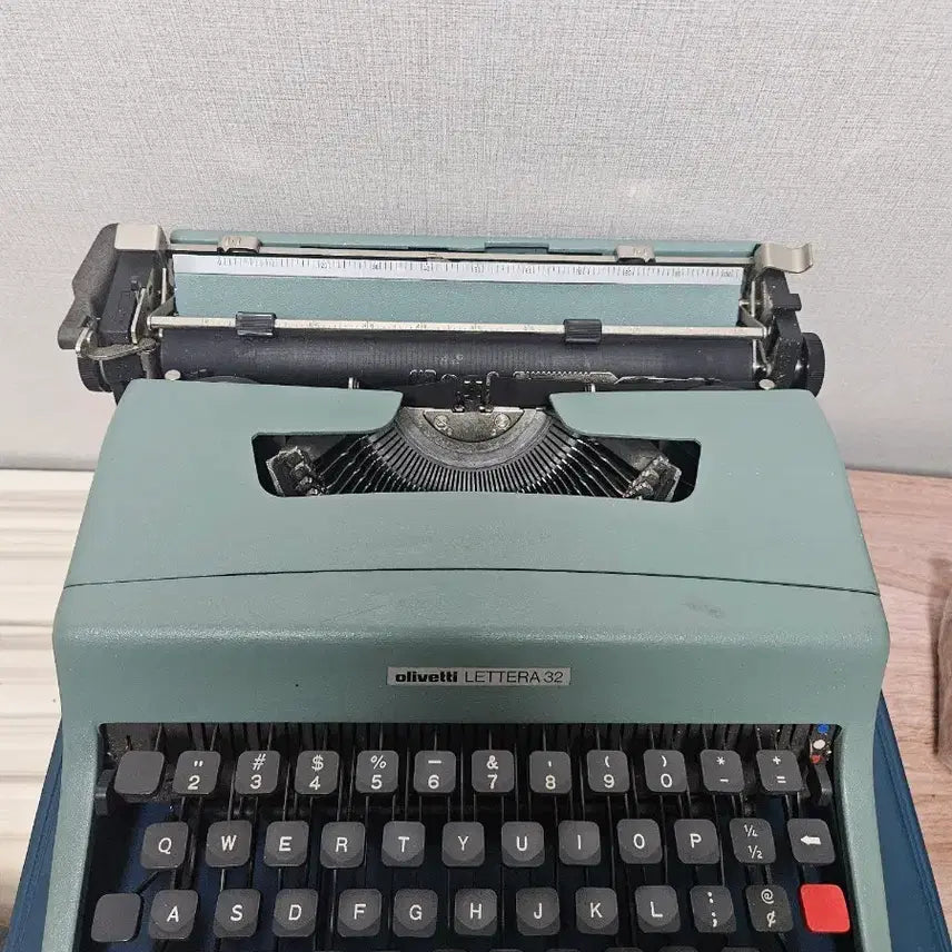 [BUNJANG] Olivetti Lettera 32 Spanish Typewriter / 스페인 올리베티 레테라 32 영문 타자기