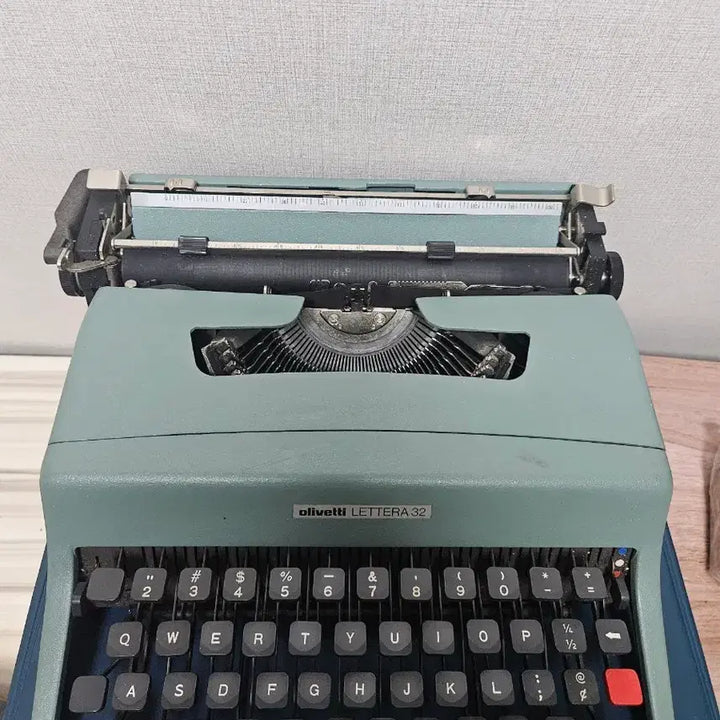 [BUNJANG] Olivetti Lettera 32 Spanish Typewriter / 스페인 올리베티 레테라 32 영문 타자기